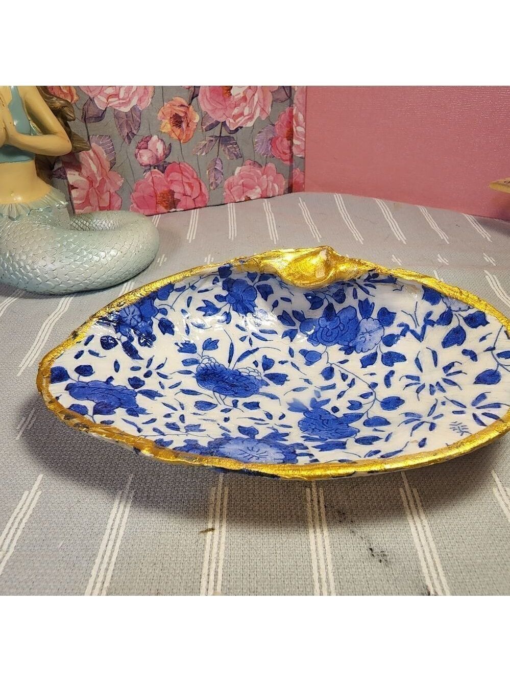DECOUPAGE CLAM SHELL DECOUPAGE BLUE FLOWERS 💐 ON A CLAM SHELL TRINKET DISH - Picture 6 of 10